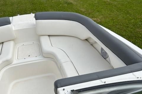 Bayliner 215-DECK-BOAT image