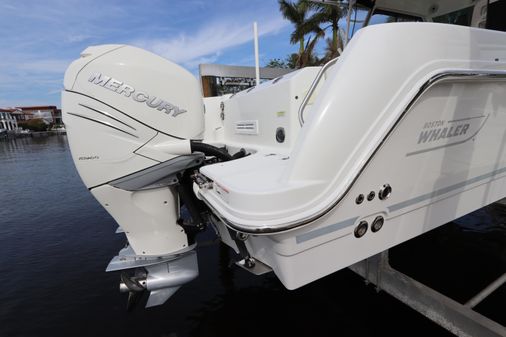 Boston Whaler 315 Conquest image