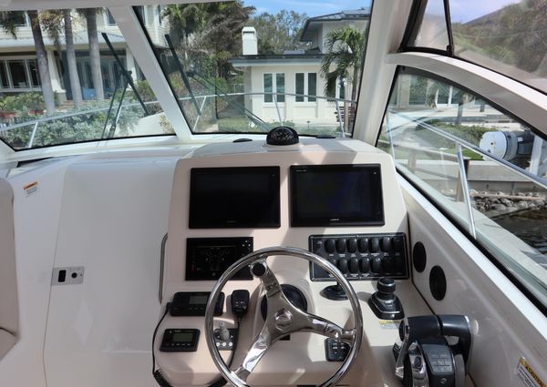 Boston Whaler 315 Conquest image