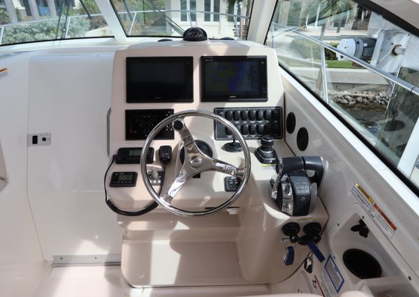 Boston Whaler 315 Conquest image