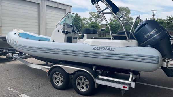 Zodiac Medline 6.8 NEO 250hp & Trailer