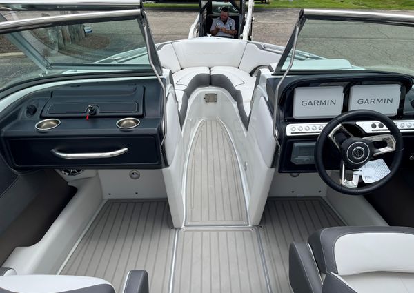 Crownline 240-SS image