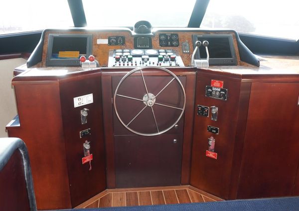 Hatteras 62 Cockpit Motor Yatch image