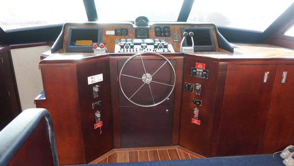 Hatteras 62 Cockpit Motor Yatch image