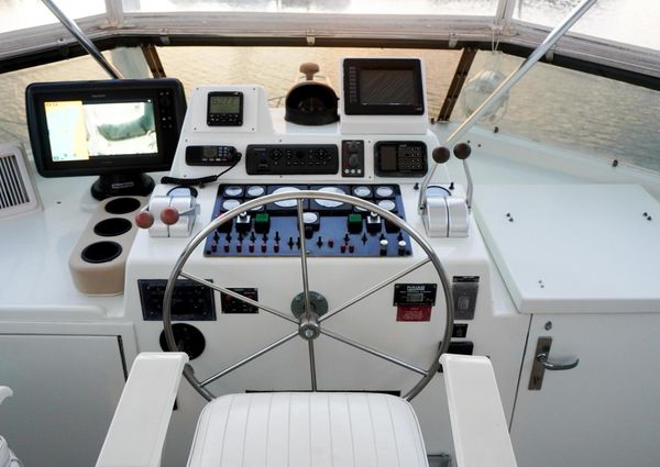 Hatteras 62 Cockpit Motor Yatch image