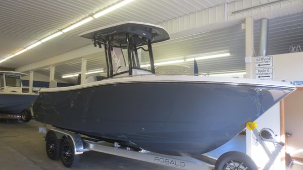 Robalo R230 Center Console