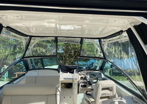 Boston Whaler 270 Vantage image