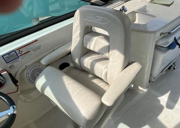 Boston Whaler 270 Vantage image