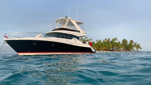 Tiara Yachts F44 Flybridge 