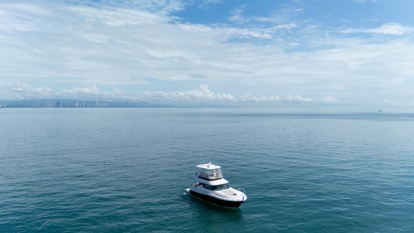 Tiara Yachts F44 Flybridge image