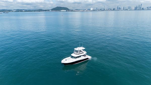 Tiara Yachts F44 Flybridge image