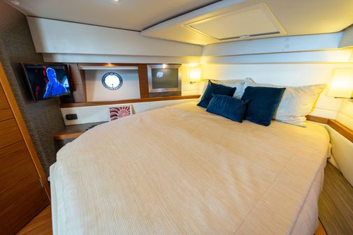 Tiara Yachts F44 Flybridge image