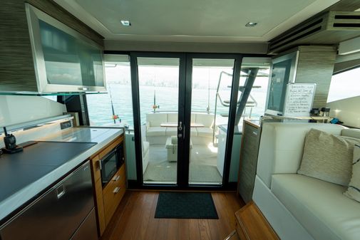 Tiara Yachts F44 Flybridge image