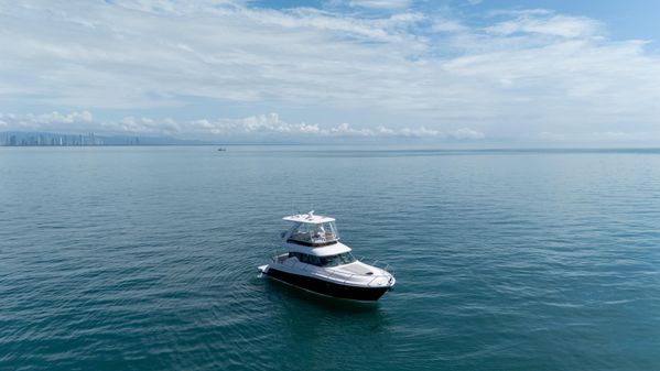 Tiara Yachts F44 Flybridge image