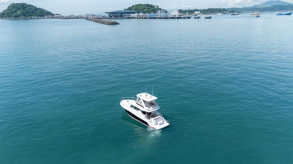 Tiara Yachts F44 Flybridge image