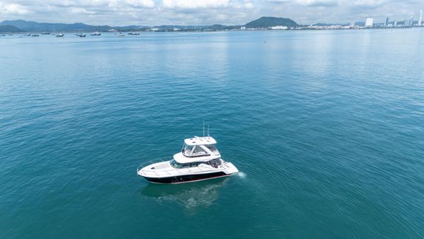 Tiara Yachts F44 Flybridge image