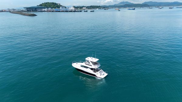 Tiara Yachts F44 Flybridge image