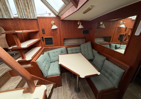 Uniflite FLYBRIDGE-DOUBLE-CABIN-MOTOR-YACHT image