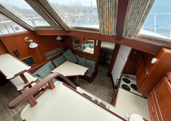 Uniflite FLYBRIDGE-DOUBLE-CABIN-MOTOR-YACHT image