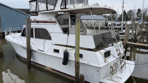 Uniflite Flybridge Double Cabin Motor Yacht
