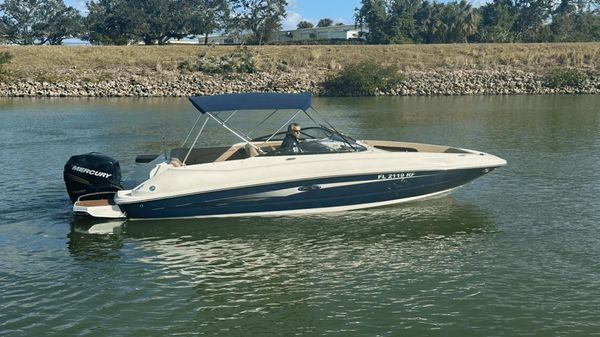 Sea Ray 240 Sundeck Outboard 