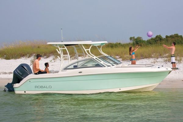 Robalo R247 Dual Console - main image