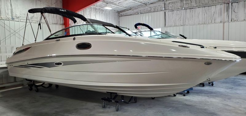 Sea Ray 260 Sundeck - main image