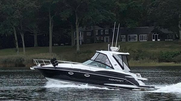 Monterey 335 Sport Yacht