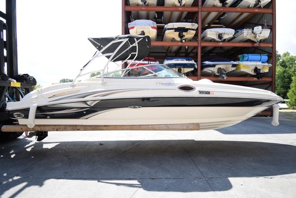 Sea Ray 270 Sundeck - main image