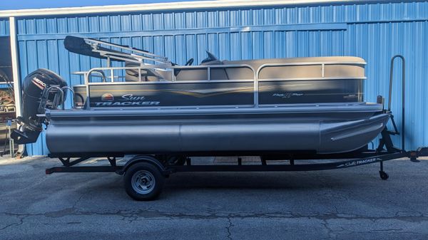 Sun Tracker Party Barge 20 DLX