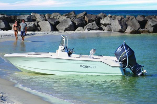 Robalo R160 Center Console - main image