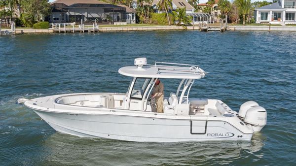 Robalo R 302 Center Console