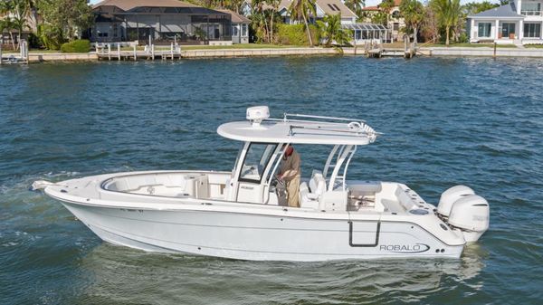 Robalo R 302 Center Console 