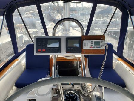 Freedom 45 center cockpit image