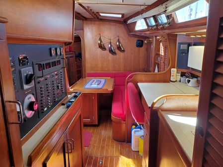 Freedom 45 center cockpit image