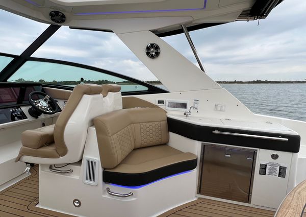 Sea Ray 320 Sundancer image