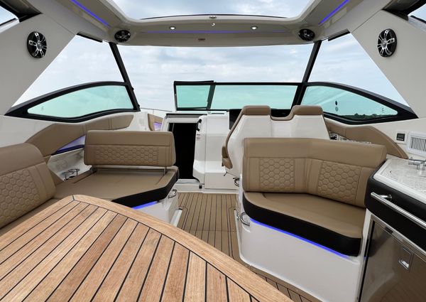 Sea Ray 320 Sundancer image