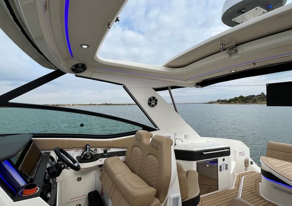 Sea Ray 320 Sundancer image
