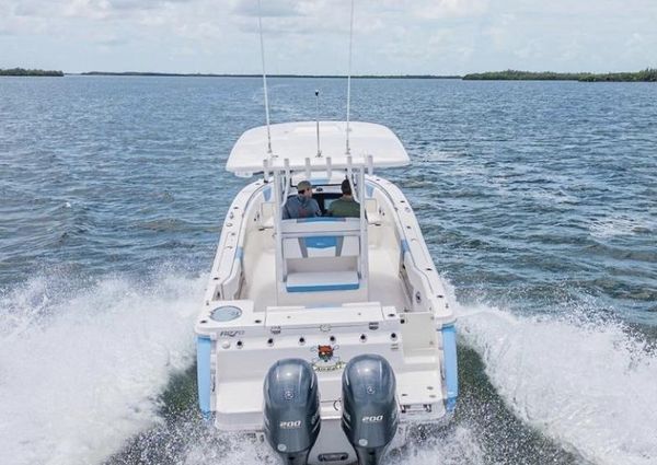 Robalo R270-CENTER-CONSOLE image