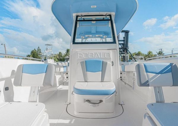 Robalo R270-CENTER-CONSOLE image