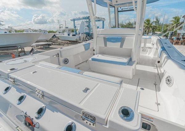 Robalo R270-CENTER-CONSOLE image