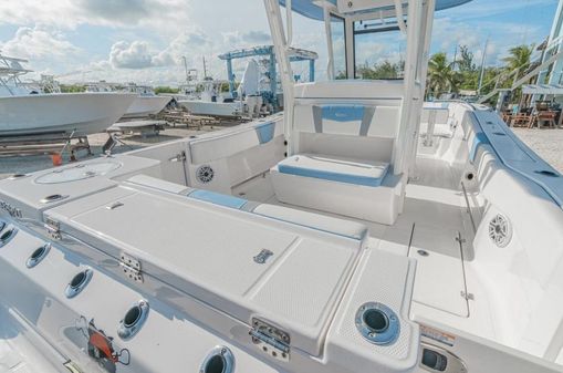 Robalo R270-CENTER-CONSOLE image