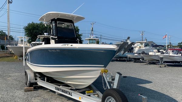 Boston Whaler 230 Outrage 