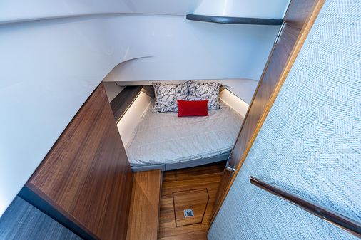 Tiara Yachts 34 LS image