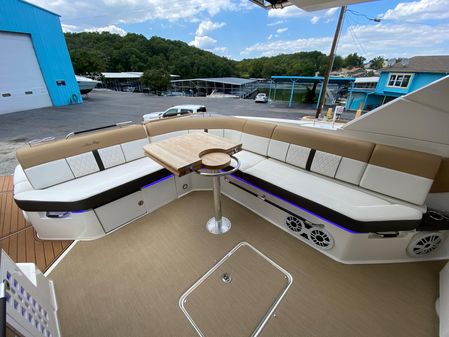 Sea Ray SLX 400 image