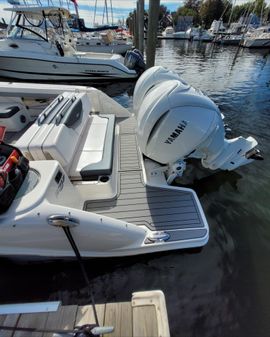 Robalo R317 image