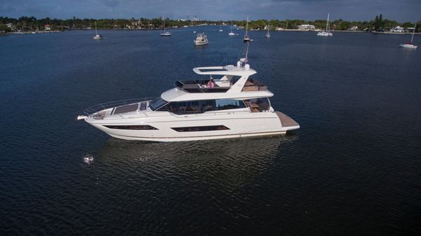 Prestige 680 Flybridge 