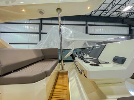 Prestige 680 Flybridge image