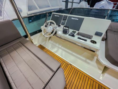 Prestige 680 Flybridge image