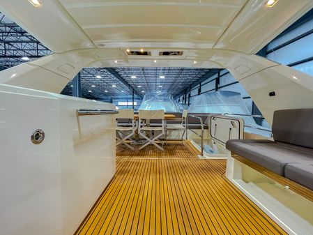 Prestige 680 Flybridge image